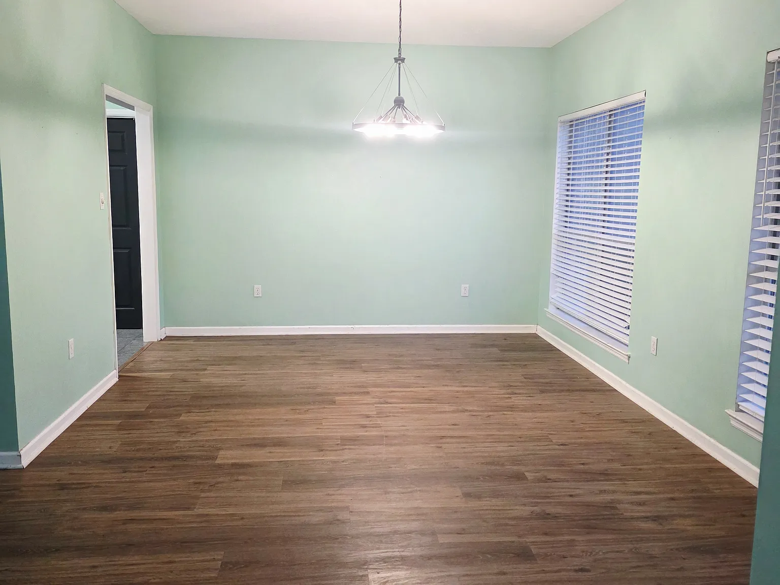 4 bed, 2110 sqft, $2,400 — Photo 4