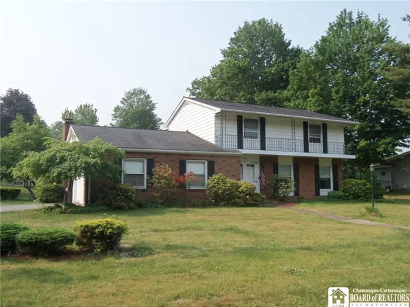 1 Westerly Dr, Fredonia, NY 14063