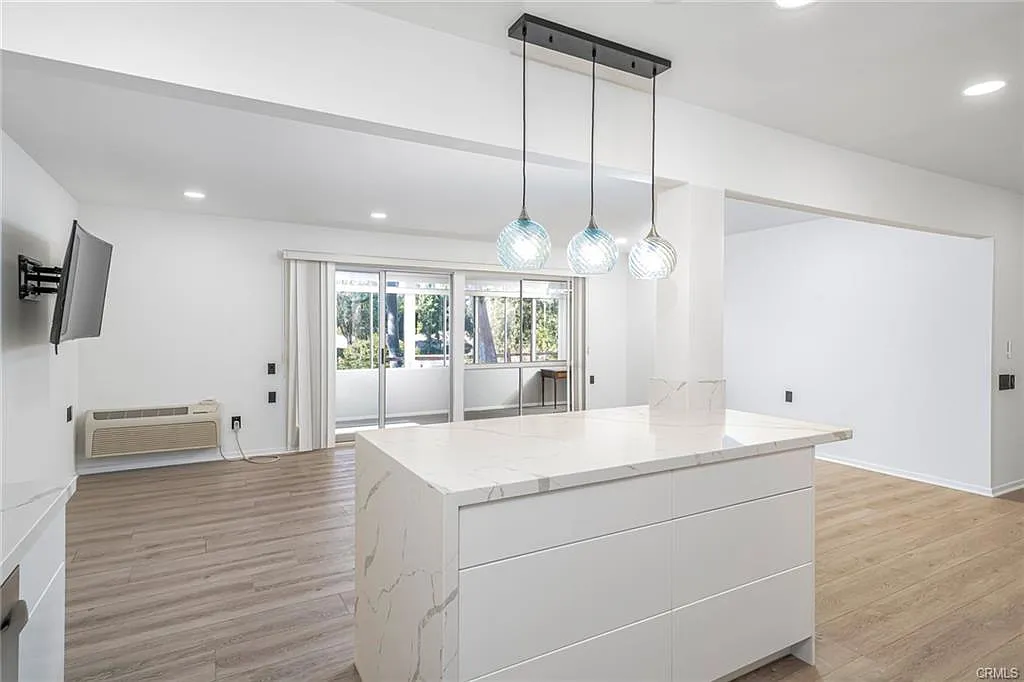 2 bed, 1079 sqft, $3,450 — Photo 2