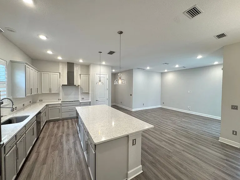 77 Park Center Ave — Photo 8