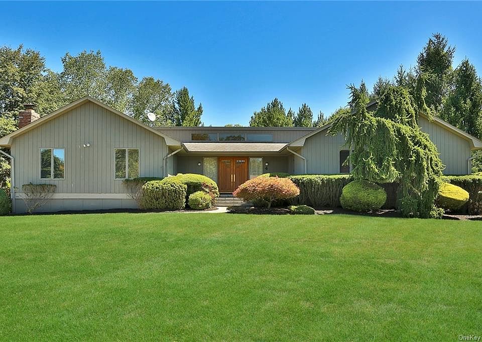 1st image of 4 Inverness Dr