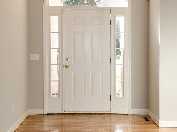 4th image of 910 River Branch Ct