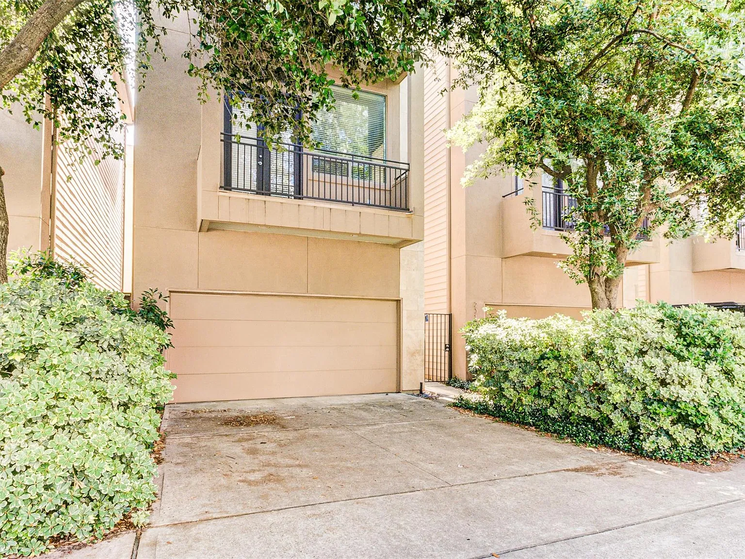 3 bed, 3.5 bath, 2281 sqft, $3,500 — Photo 3