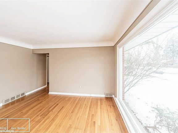 4th image of 21264 Danbury St