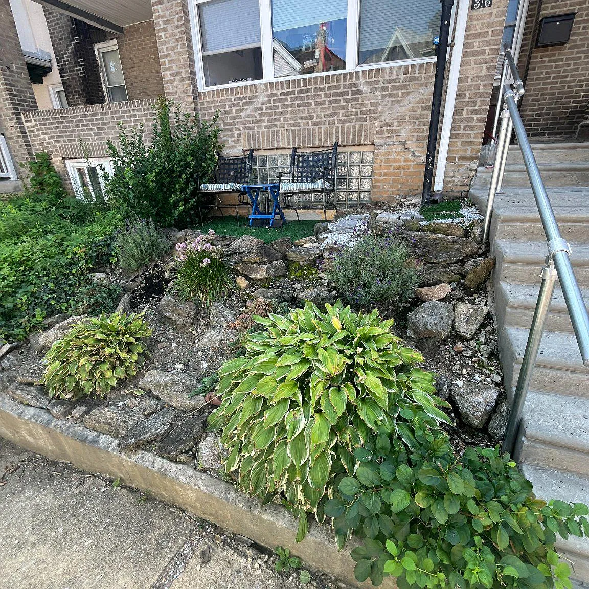 3 bed, 1.0 bath, 1090 sqft, $1,900 — Photo 3