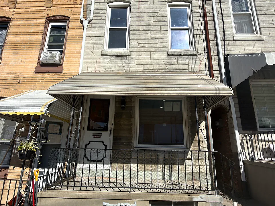 1223 Elm St