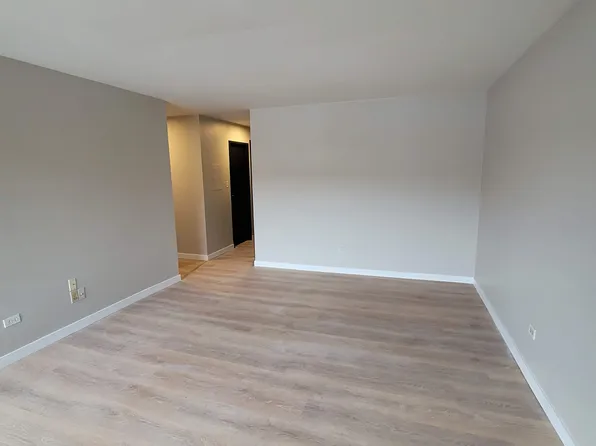 156 Oliver Ct #1, Schaumburg, IL 60193
