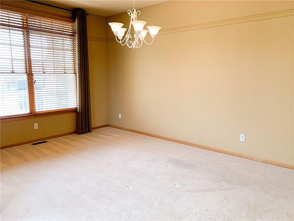 2nd image of 820 NE Redwood Ln