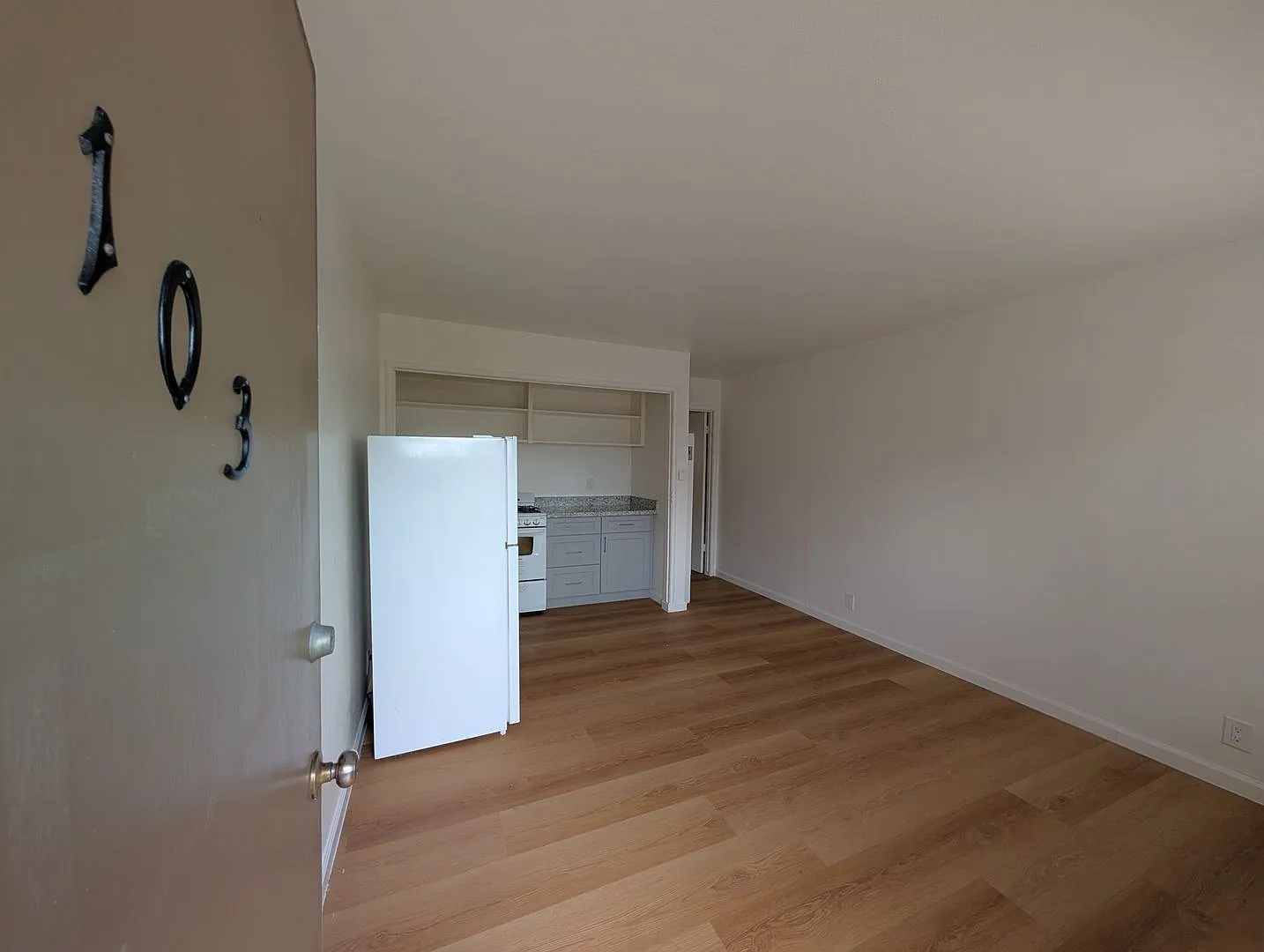 Comfortable one bedroom unit, convenient location to shopping and transportation — Photo 2