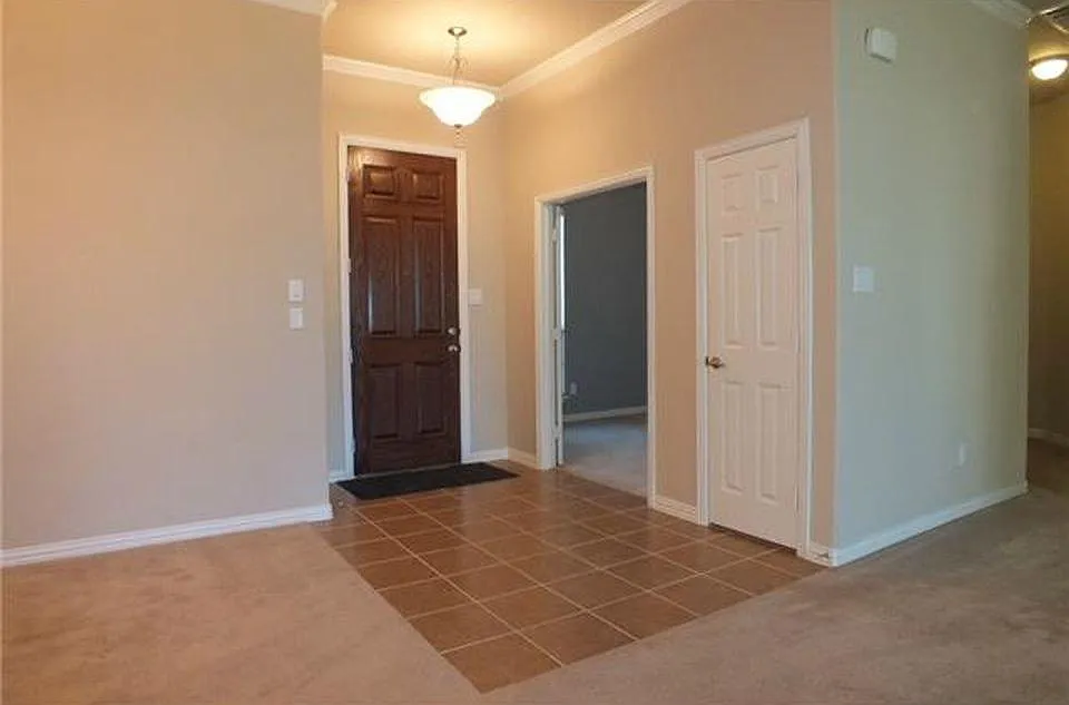 Entry hallway - 10013 Cade Trl