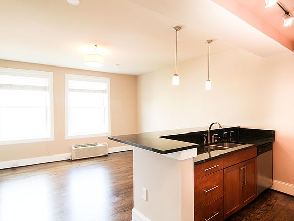 2nd image of 611 S Jefferson St #607
