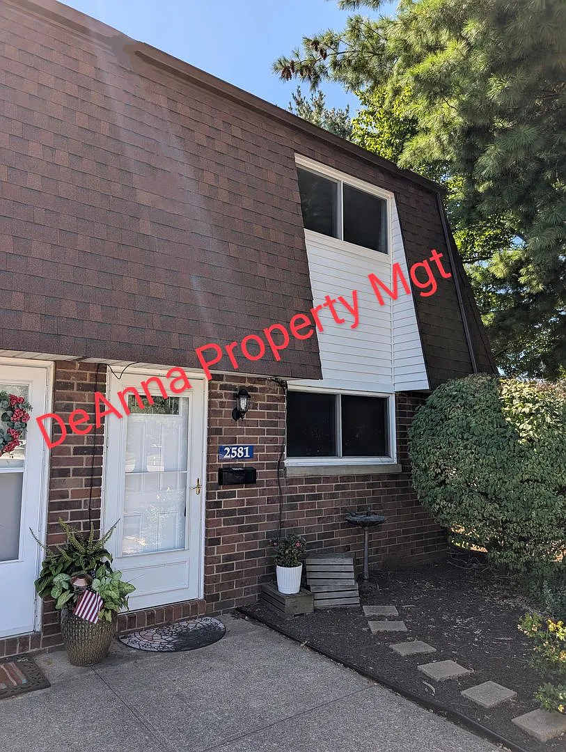 Avon -Townhouse 2 bedrooms 1.5 Baths — Photo 1