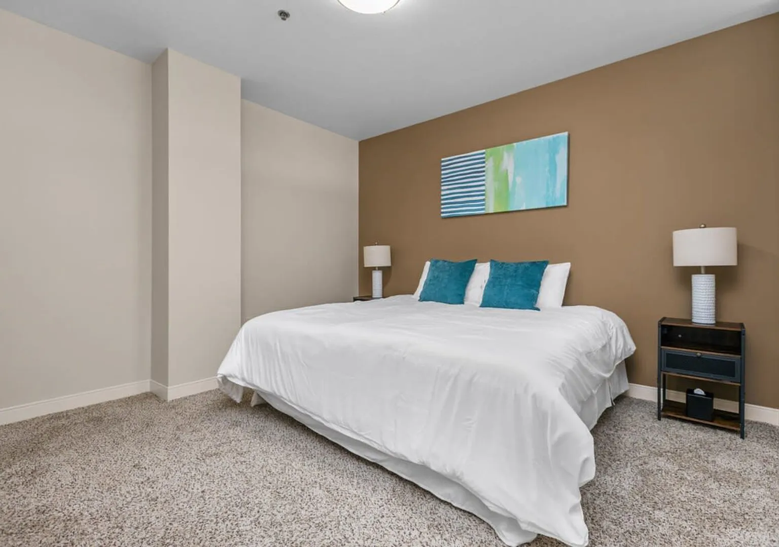 2BR Downtown Apartment with Gym & Deck — Photo 3