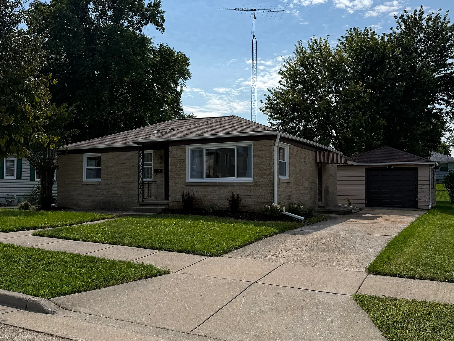 3 bed, 1044 sqft, $2,200 — Photo 1
