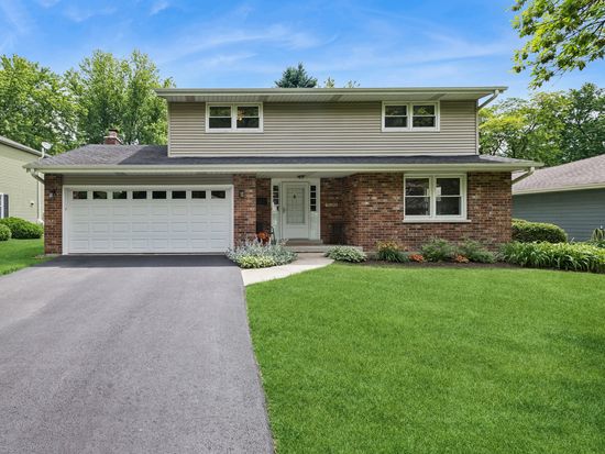1520 Lark Ln, Naperville, IL 60565