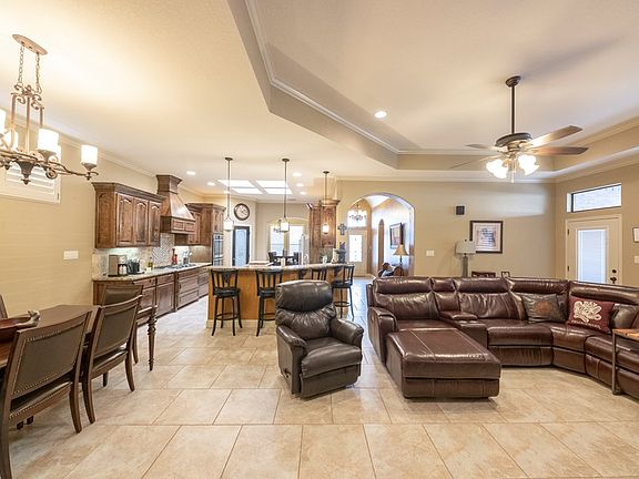 5th image of 6005 Medina Dr