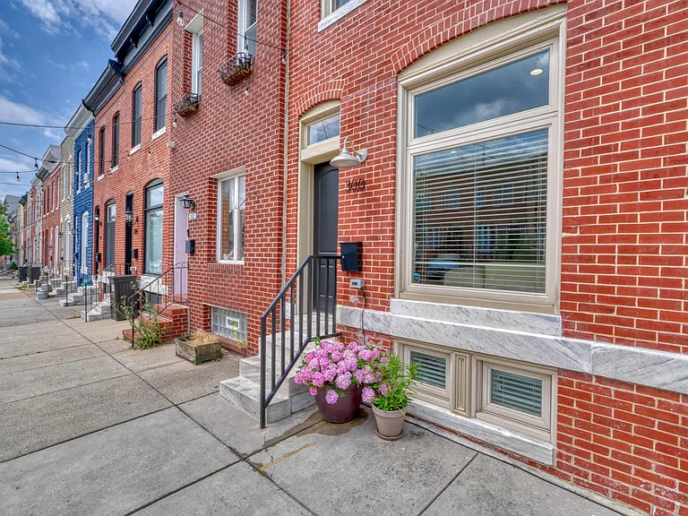 300 S Clinton St — Photo 1