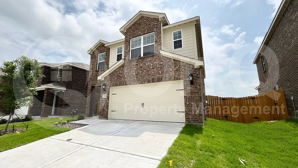 4 bed, 2.5 bath, 2307 sqft, $2,350 — Photo 3