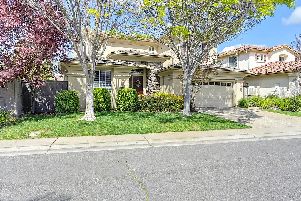 4 bed, 2751 sqft, $4,200 — Photo 1