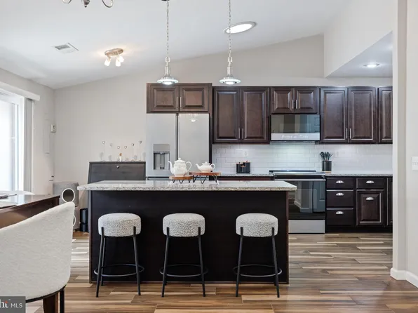 370 Juniper Ct, Herndon, VA 20170