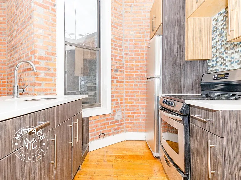 410 Gates Ave #4B — Photo 2
