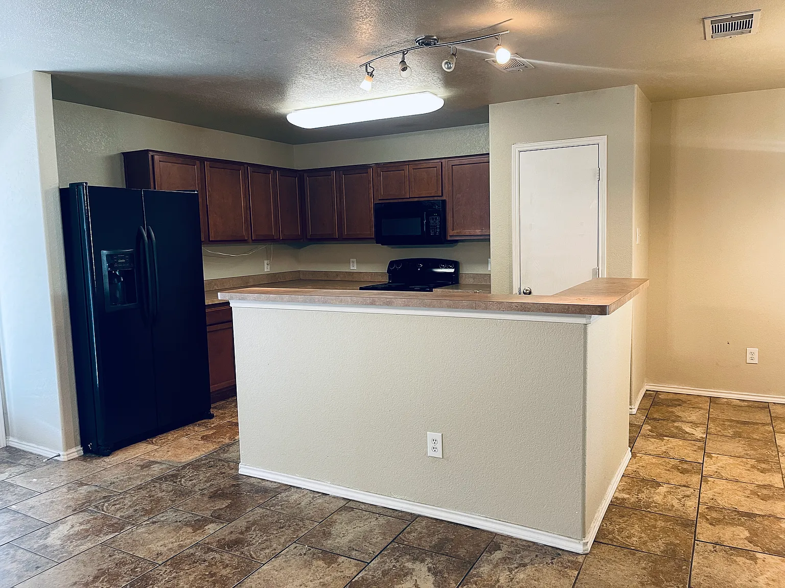 3 bed, 1634 sqft, $1,975 — Photo 4