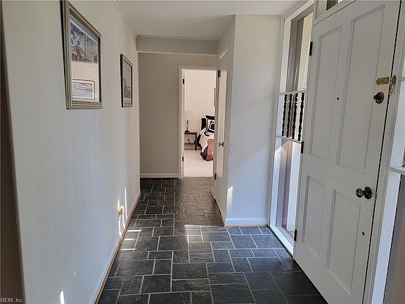 4th image of 2801 Meadow Wood Drive E