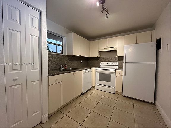 3rd image of 4215 N University Dr APT 202