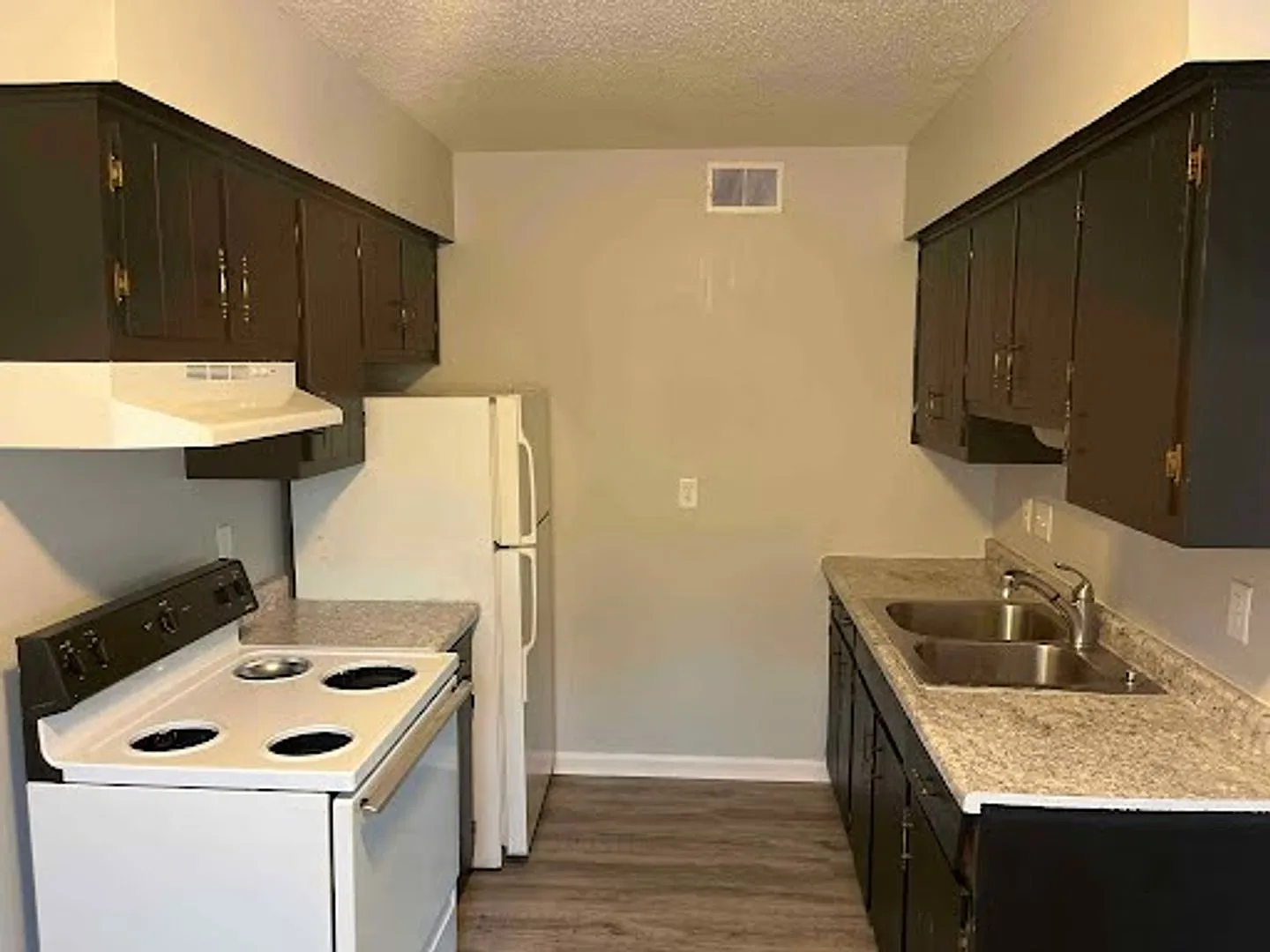 102 Navaho Court — Photo 2