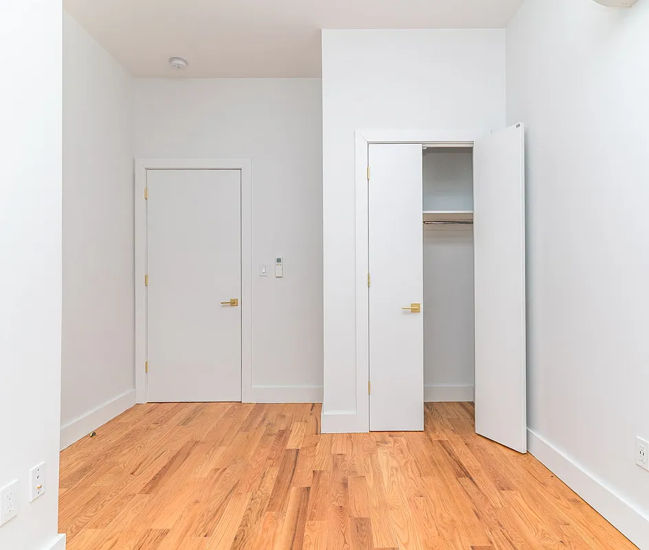 1076 Rogers Avenue — Photo 4