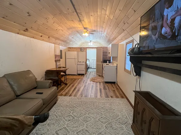 1034 Spencer Rd, Clendenin, WV 25045