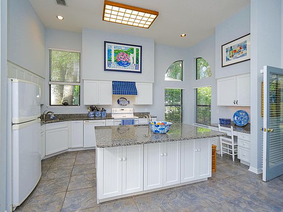 5th image of 127 Oceanforest Dr N