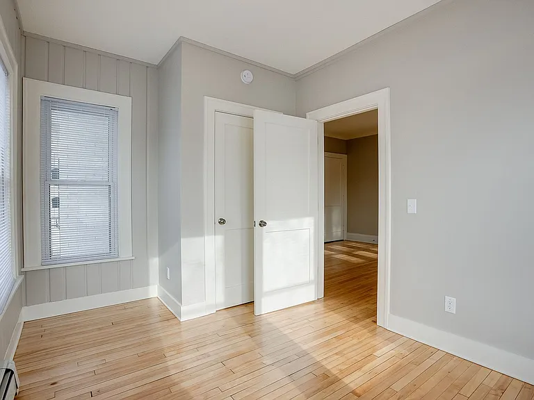 352 Cretin Ave N — Photo 8