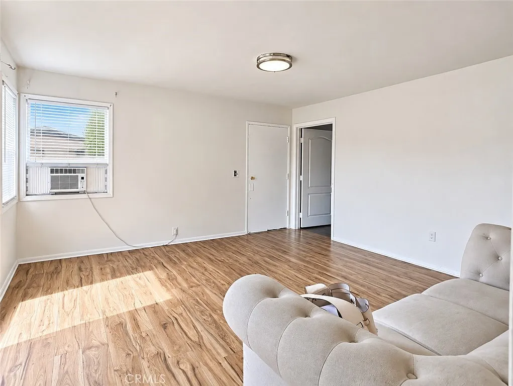 2 bed, 750 sqft, $2,200 — Photo 2