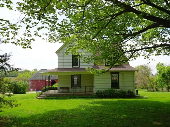 1511 W Becker School Rd, Freeport, IL 61032