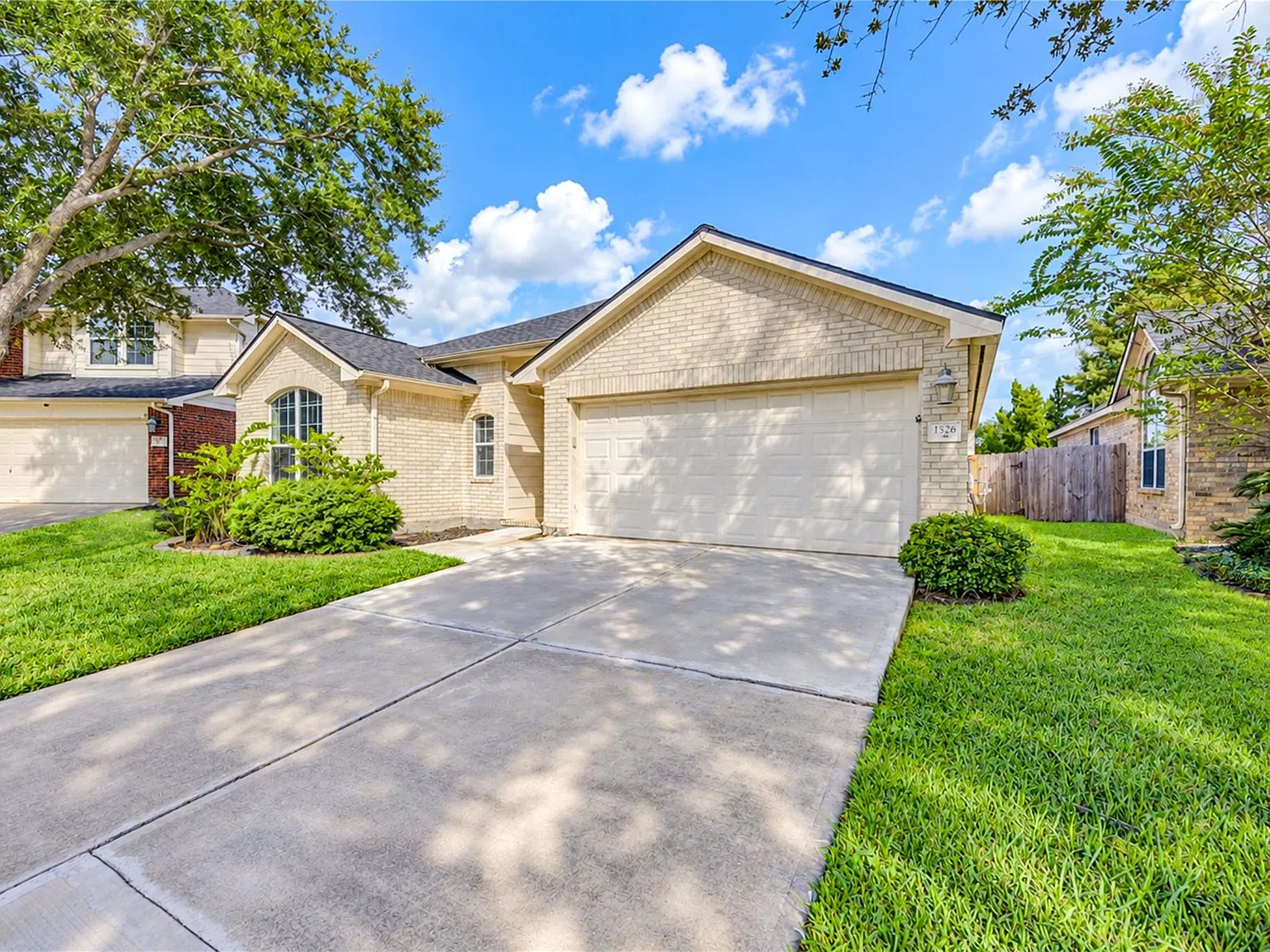 4 bed, 2.0 bath, 1919 sqft, $2,100 — Photo 2