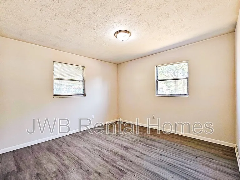 2319 Almeda St — Photo 10
