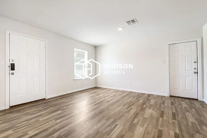 3 bed, 2.0 bath, 876 sqft, $1,049 — Photo 4
