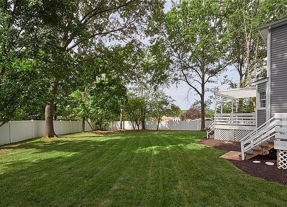 4th image of 301 Bradford Estates Ct