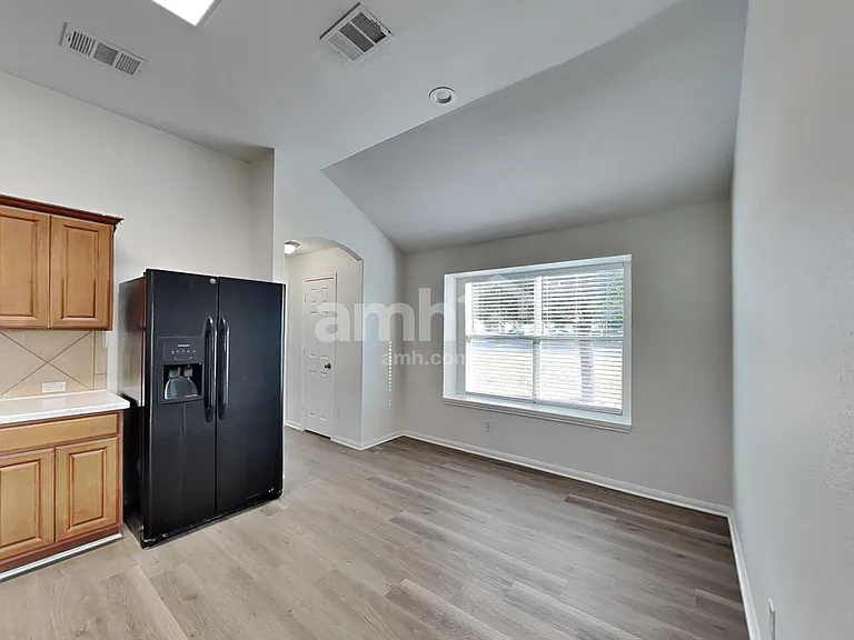1701 Amberwood Loop — Photo 4