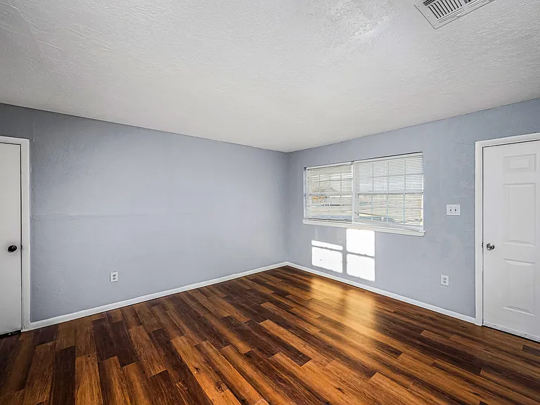 709 SW 45th St — Photo 5