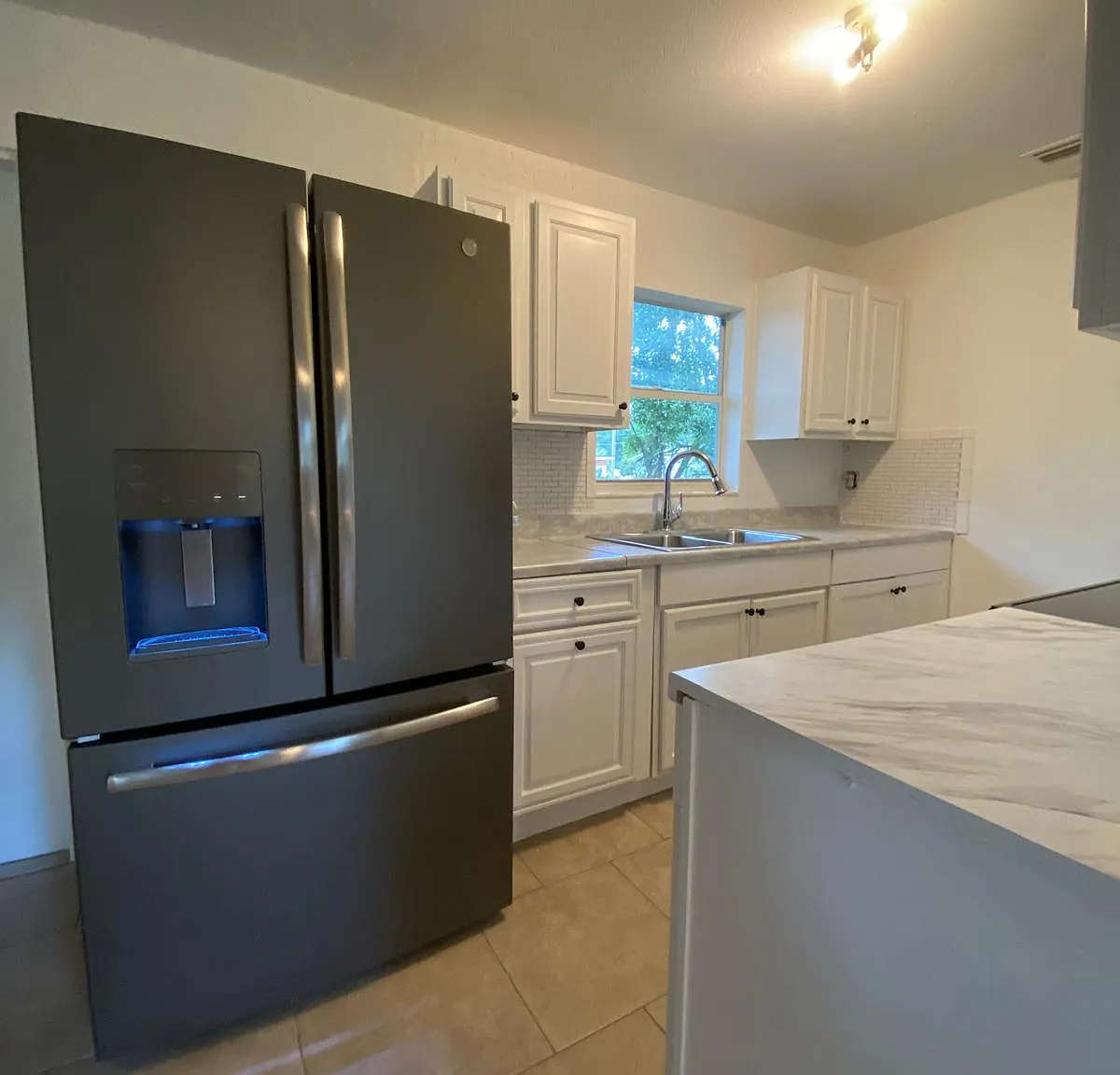 3 bed, 840 sqft, $1,570 — Photo 2