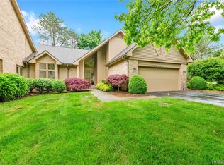 29739 Nova Woods Dr #32, Farmington, MI 48331
