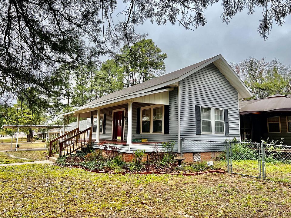 Lovely sided cottage with a front porch and back deck