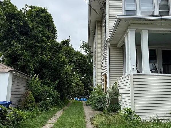 373-375 Midland St, Bridgeport, CT 06605