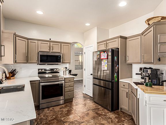 4th image of 8022 S Fenway Dr