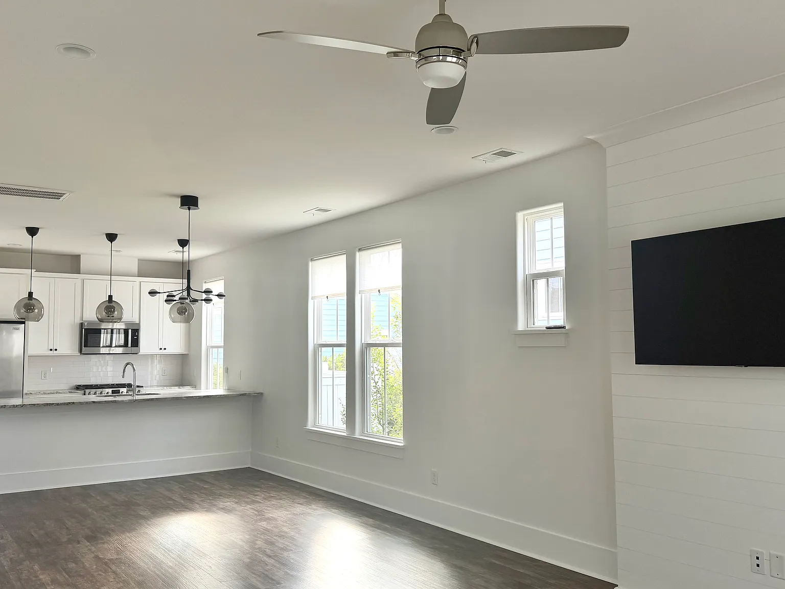 3 bed, 1368 sqft, $2,200 — Photo 2