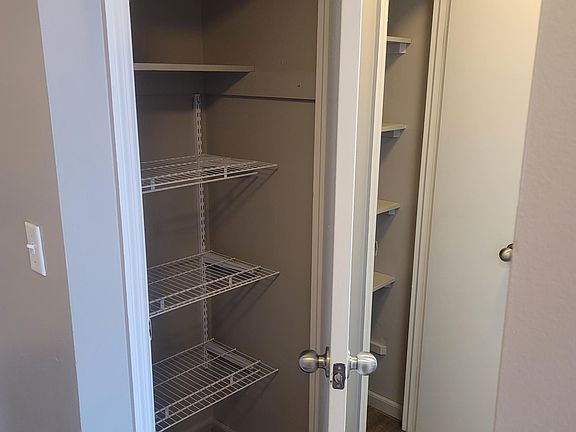 3rd image of 991 Manor Ln Unit T
