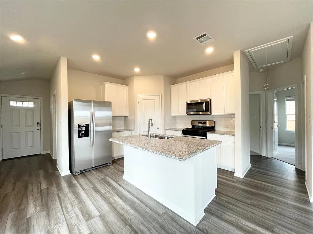 3 bed, 1444 sqft, $2,050 — Photo 2