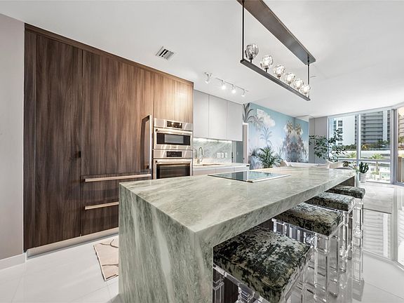 3rd image of 851 NE 1st Avenue #907